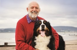 Un homme avec son chien à la plage