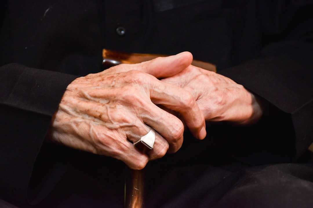 découvrez tout ce qu'il faut savoir sur l’arthrite : causes, symptômes, traitements et conseils pour mieux vivre avec cette maladie inflammatoire des articulations.