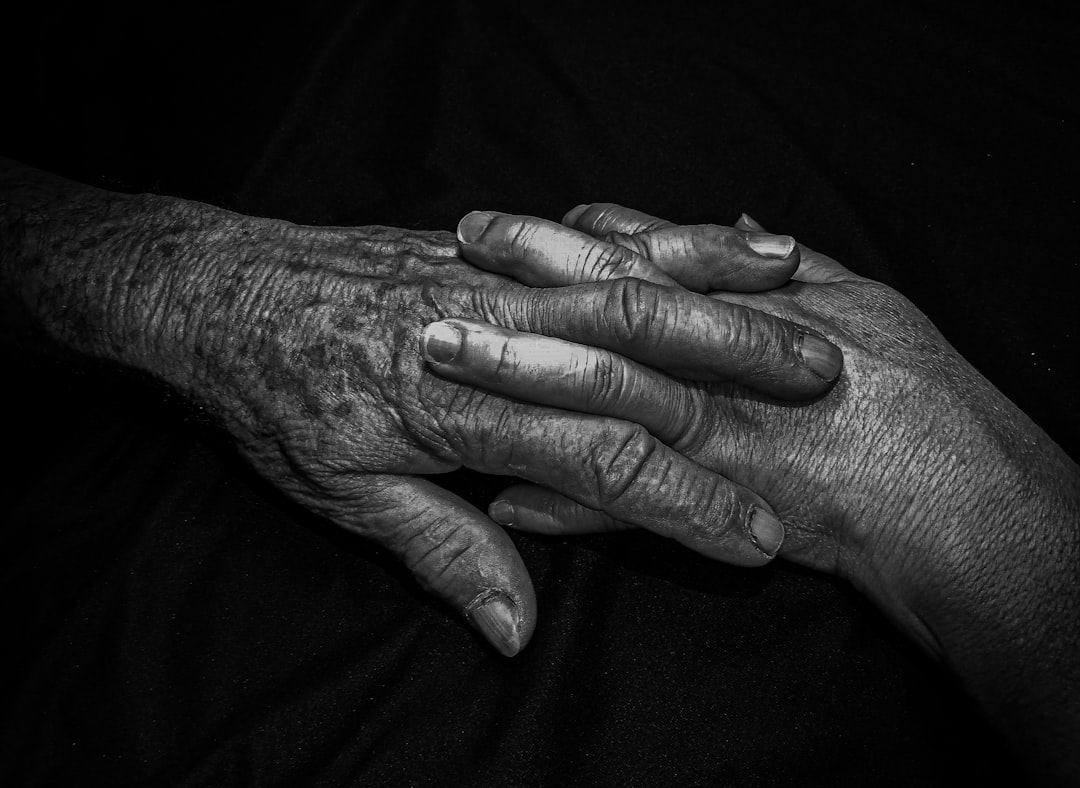 découvrez les principes fondamentaux des soins de fin de vie : accompagnement, soutien et confort pour les patients et leurs proches durant les derniers moments de la vie.