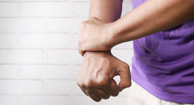 découvrez les causes et solutions de la douleur aux doigts. conseils pour soulager, prévenir et mieux comprendre les douleurs aux phalanges ou articulations des doigts.