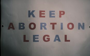 découvrez comment rédiger un testament légal clair et conforme pour assurer la protection de vos biens et la tranquillité de vos proches.