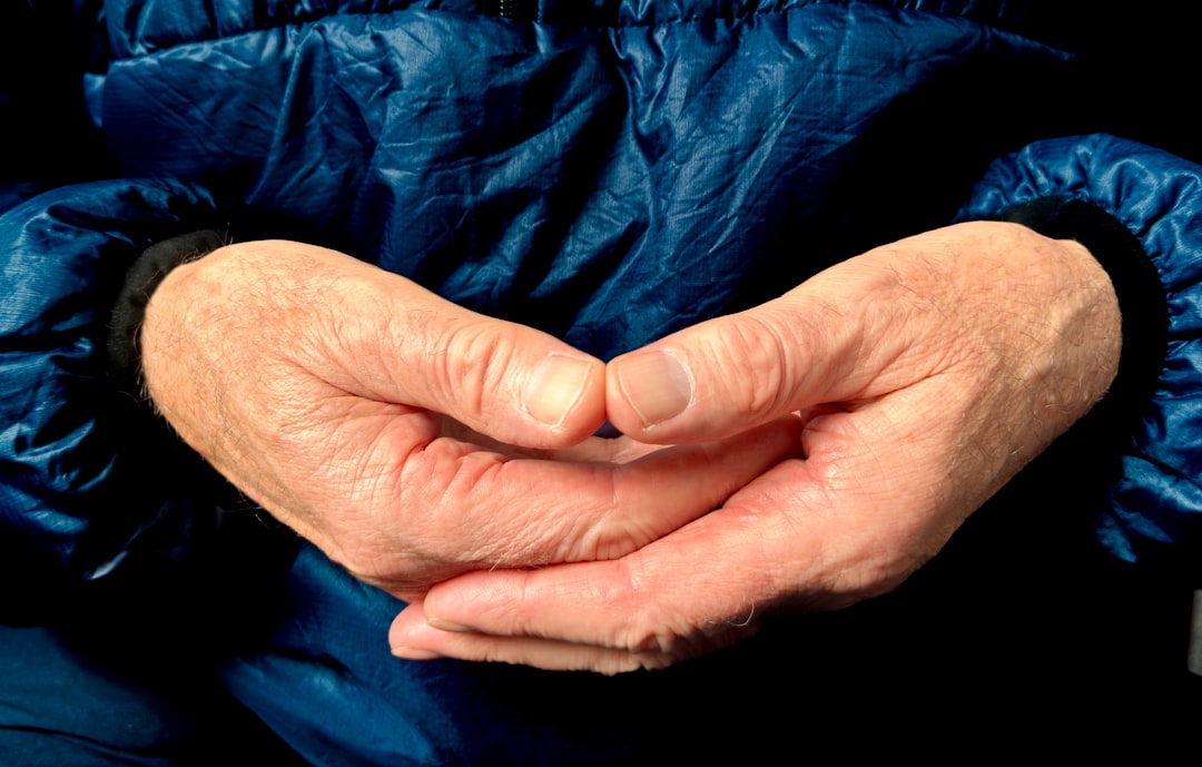 découvrez les causes, symptômes et traitements de la polyarthrite rhumatoïde. informez-vous sur les moyens de soulager la douleur et d'améliorer la qualité de vie des personnes atteintes de cette maladie inflammatoire chronique.